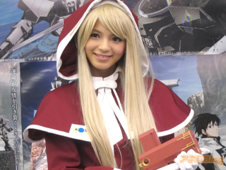 Illustration for article titled Real Cosplaying Girl Versus Cardboard Cutout